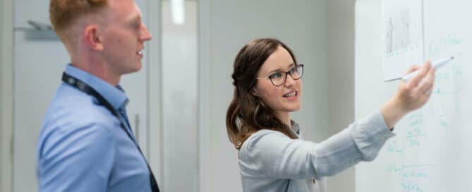 Une femme expliquant les process d'un projet à un homme